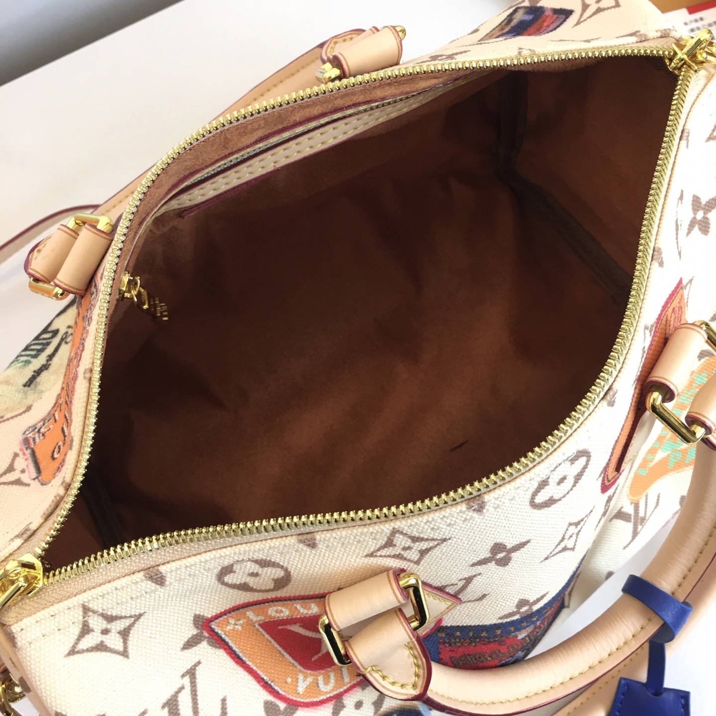 ,M14587 本款 SPeedy Soft 30 手袋以复古笔触演绎 Monogram Dune 元素