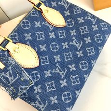 ,M14633,M46629,M22976,M59856本款 OnTheGo 小号手袋为 Monogram 帆布渲染全新 ,M14633,M46629,M22976,M59856本款 OnTheGo 小号手袋为 Monogram 帆布渲染全新