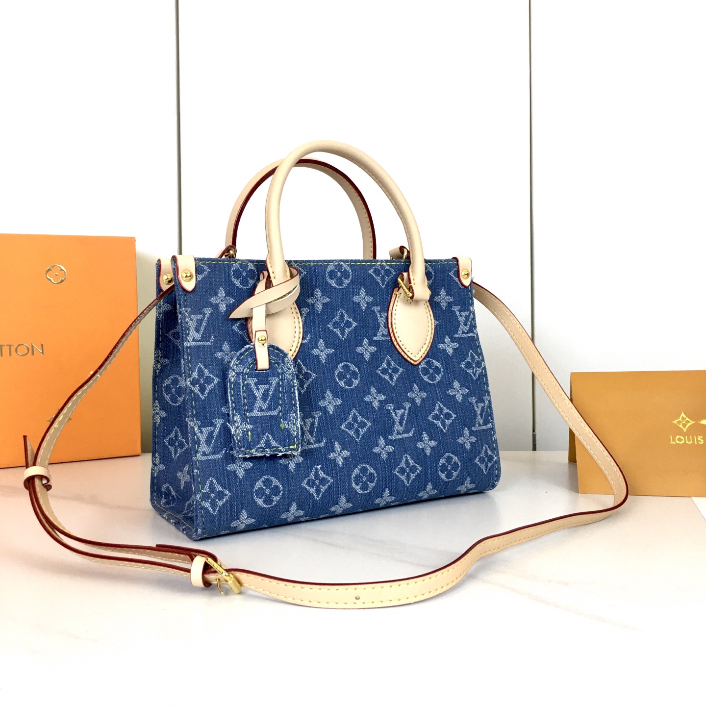 ,M14633,M46629,M22976,M59856本款 OnTheGo 小号手袋为 Monogram 帆布渲染全新 ,M14633,M46629,M22976,M59856本款 OnTheGo 小号手袋为 Monogram 帆布渲染全新