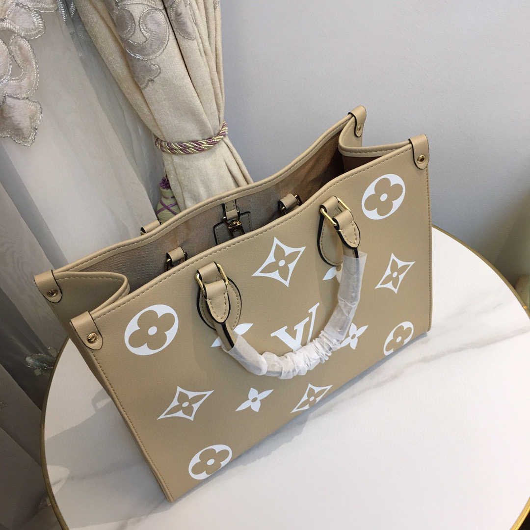 ,M45494本款 OnTheGo Tote 包将 Monogram 图案先印染后压印于柔软粒面牛皮，其充裕内里可容纳笔