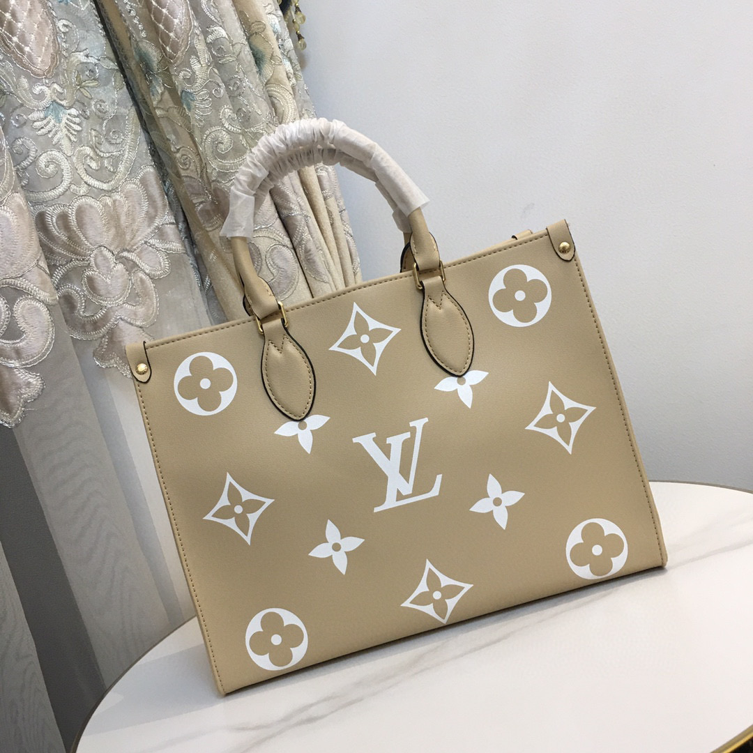 ,M45494本款 OnTheGo Tote 包将 Monogram 图案先印染后压印于柔软粒面牛皮，其充裕内里可容纳笔