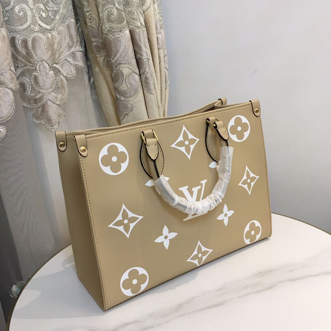 ,M45494本款 OnTheGo Tote 包将 Monogram 图案先印染后压印于柔软粒面牛皮，其充裕内里可容纳笔