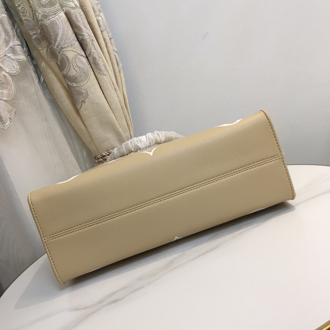 ,M45494本款 OnTheGo Tote 包将 Monogram 图案先印染后压印于柔软粒面牛皮，其充裕内里可容纳笔