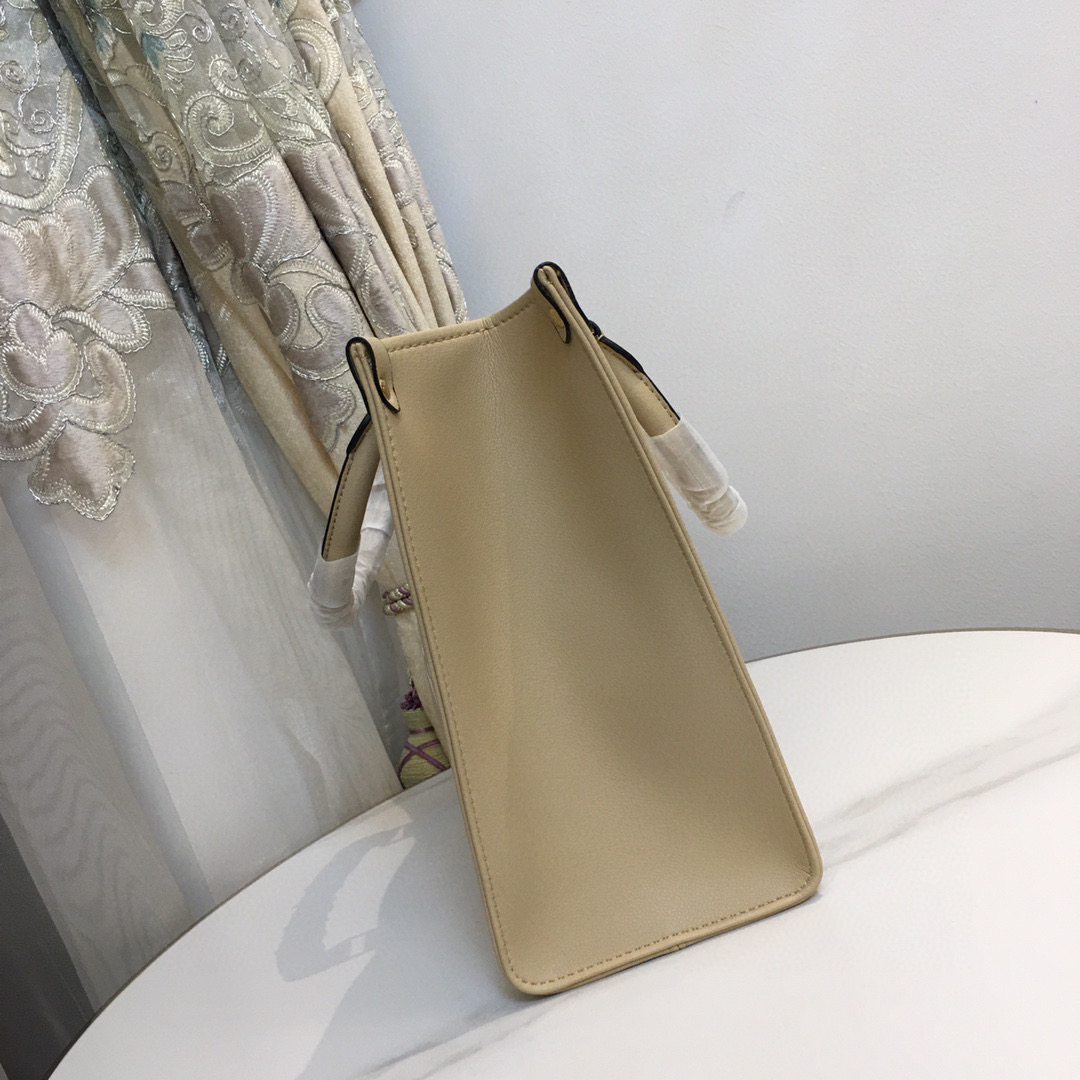 ,M45494本款 OnTheGo Tote 包将 Monogram 图案先印染后压印于柔软粒面牛皮，其充裕内里可容纳笔