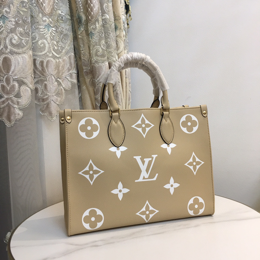 ,M45494本款 OnTheGo Tote 包将 Monogram 图案先印染后压印于柔软粒面牛皮，其充裕内里可容纳笔