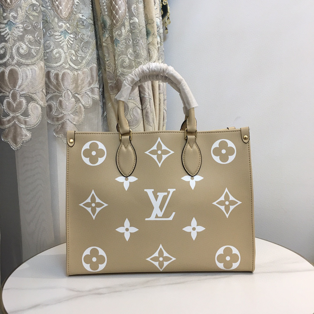 ,M45494本款 OnTheGo Tote 包将 Monogram 图案先印染后压印于柔软粒面牛皮，其充裕内里可容纳笔