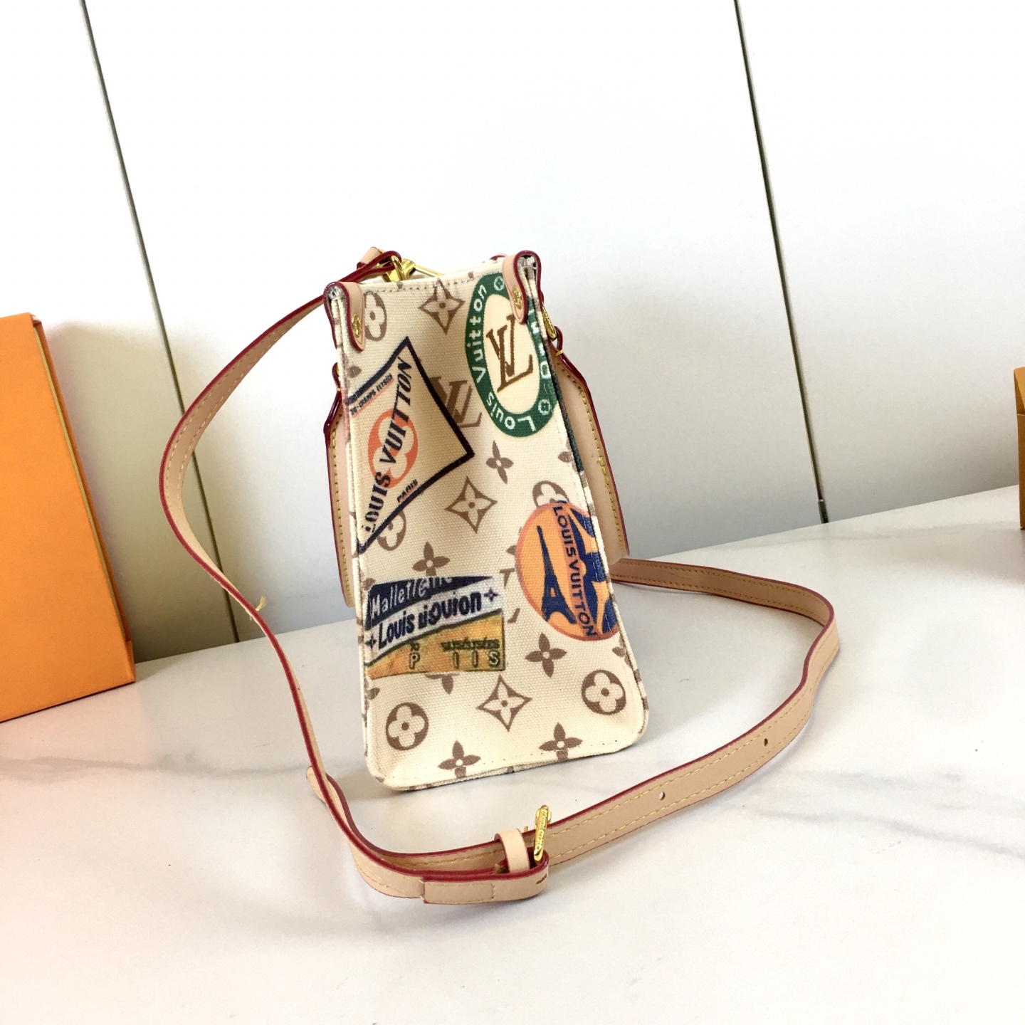 OnTheGo 小号手袋 - 春の新色モノグラム