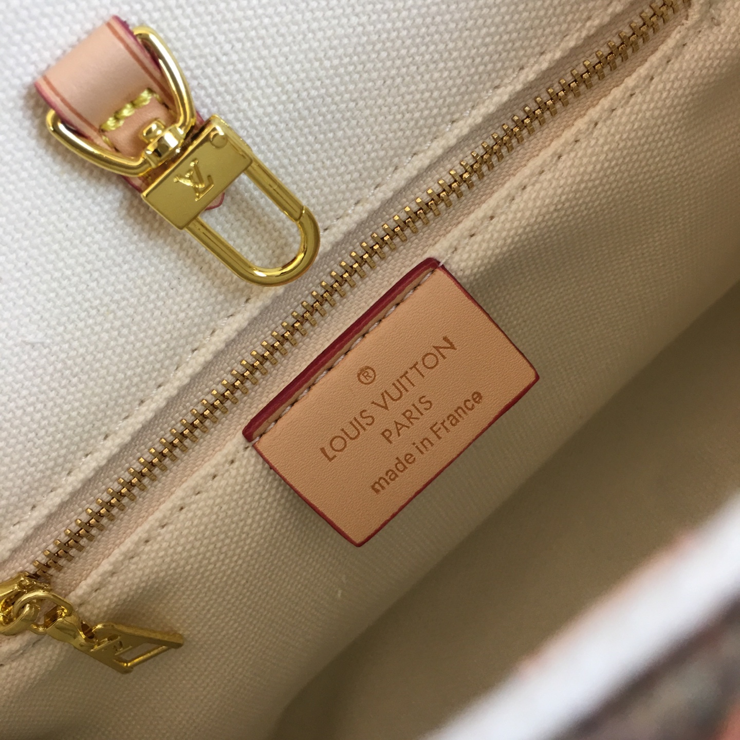 OnTheGo小号手袋 - 春の新色モノグラム