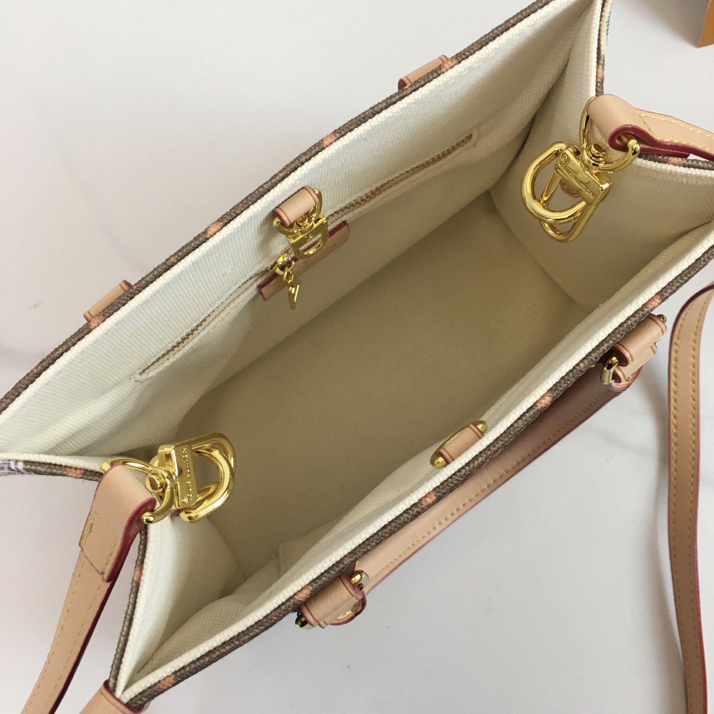 OnTheGo小号手袋 - 春の新色モノグラム