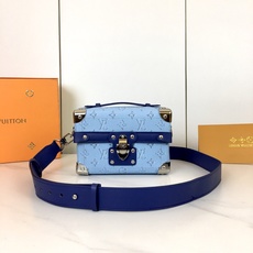 ,M15035,本款Soul Trunk手袋取材Monogram Dust帆布,以皮革和金属件的做旧质感映衬褪色Mono ,M15035,本款Soul Trunk手袋取材Monogram Dust帆布,以皮革和金属件的做旧质感映衬褪色Mono