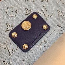 ,M15035,本款Soul Trunk手袋取材Monogram Dust帆布,以皮革和金属件的做旧质感映衬褪色Mono ,M15035,本款Soul Trunk手袋取材Monogram Dust帆布,以皮革和金属件的做旧质感映衬褪色Mono