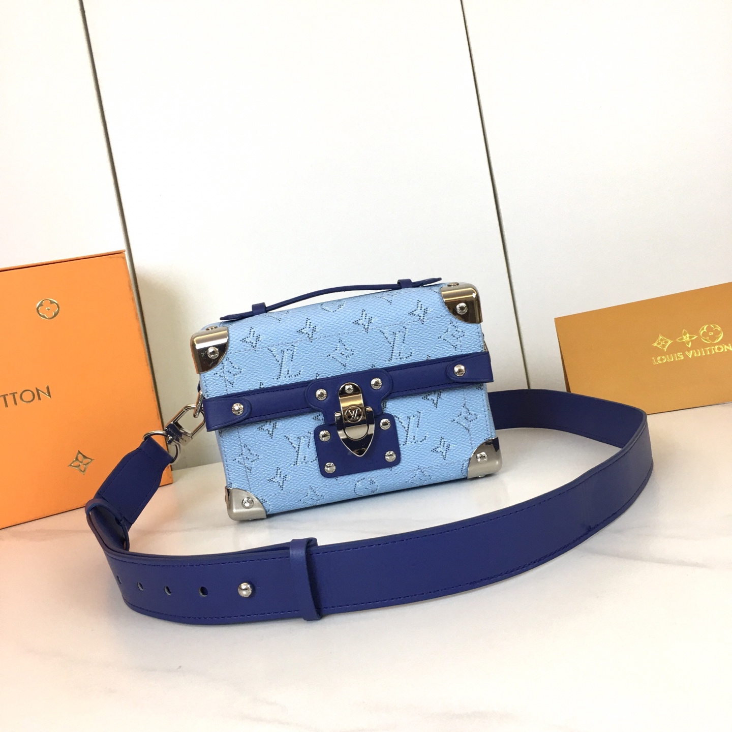 ,M15035,本款Soul Trunk手袋取材Monogram Dust帆布,以皮革和金属件的做旧质感映衬褪色Mono ,M15035,本款Soul Trunk手袋取材Monogram Dust帆布,以皮革和金属件的做旧质感映衬褪色Mono