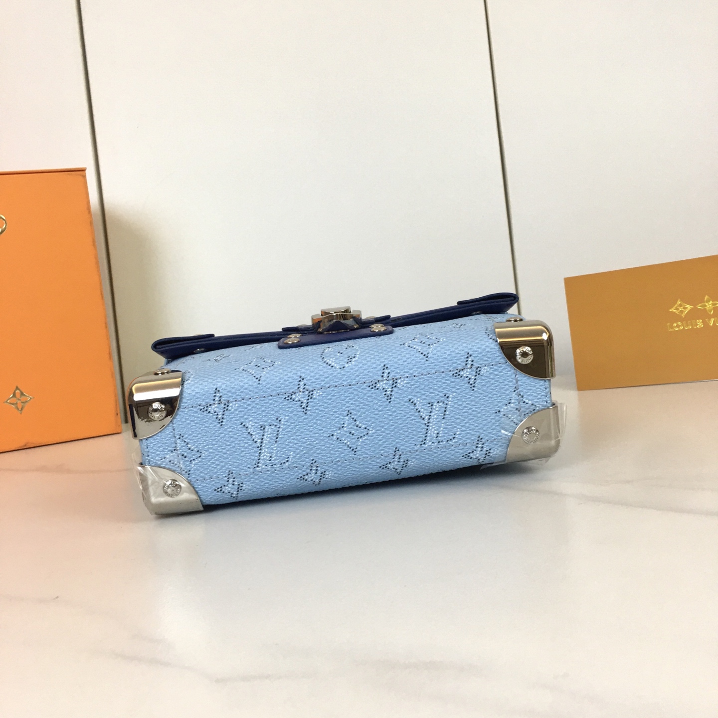 ,M15035,本款Soul Trunk手袋取材Monogram Dust帆布,以皮革和金属件的做旧质感映衬褪色Mono ,M15035,本款Soul Trunk手袋取材Monogram Dust帆布,以皮革和金属件的做旧质感映衬褪色Mono