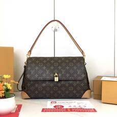 ,升级原版 M14473 本款Hide Away 手袋取材 Monogram 涂层帆布,将利落线条与品牌传统元素融为一体 ,升级原版 M14473 本款Hide Away 手袋取材 Monogram 涂层帆布,将利落线条与品牌传统元素融为一体
