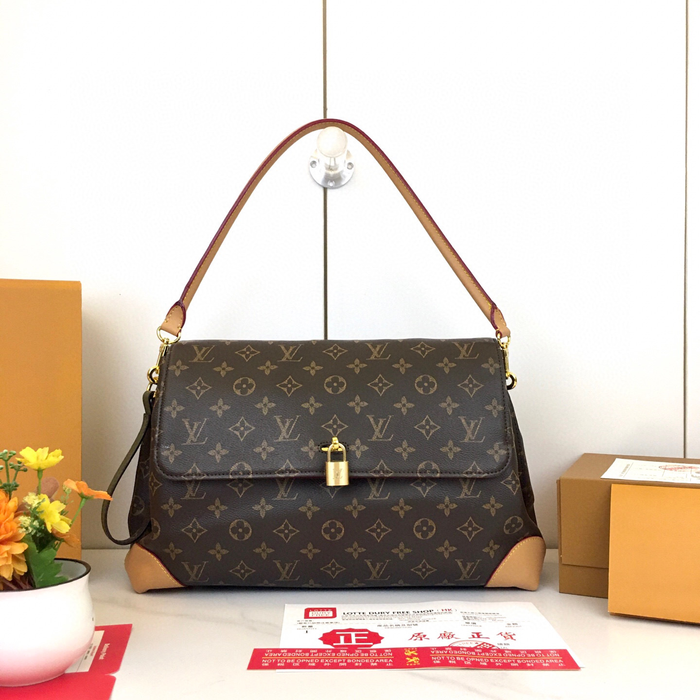 ,升级原版 M14473 本款Hide Away 手袋取材 Monogram 涂层帆布,将利落线条与品牌传统元素融为一体 ,升级原版 M14473 本款Hide Away 手袋取材 Monogram 涂层帆布,将利落线条与品牌传统元素融为一体