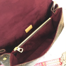 ,升级原版 M14473 本款Hide Away 手袋取材 Monogram 涂层帆布,将利落线条与品牌传统元素融为一体 ,升级原版 M14473 本款Hide Away 手袋取材 Monogram 涂层帆布,将利落线条与品牌传统元素融为一体