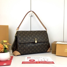 ,升级原版 M14473 本款Hide Away 手袋取材 Monogram 涂层帆布,将利落线条与品牌传统元素融为一体 ,升级原版 M14473 本款Hide Away 手袋取材 Monogram 涂层帆布,将利落线条与品牌传统元素融为一体