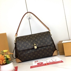 ,升级原版 M14473 本款Hide Away 手袋取材 Monogram 涂层帆布,将利落线条与品牌传统元素融为一体 ,升级原版 M14473 本款Hide Away 手袋取材 Monogram 涂层帆布,将利落线条与品牌传统元素融为一体