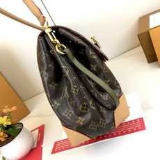 ,升级原版 M14473 本款Hide Away 手袋取材 Monogram 涂层帆布,将利落线条与品牌传统元素融为一体 ,升级原版 M14473 本款Hide Away 手袋取材 Monogram 涂层帆布,将利落线条与品牌传统元素融为一体