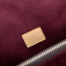 ,升级原版 M14473 本款Hide Away 手袋取材 Monogram 涂层帆布,将利落线条与品牌传统元素融为一体 ,升级原版 M14473 本款Hide Away 手袋取材 Monogram 涂层帆布,将利落线条与品牌传统元素融为一体