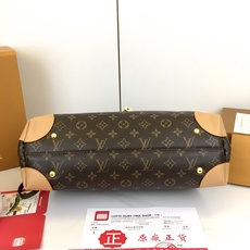 ,升级原版 M14473 本款Hide Away 手袋取材 Monogram 涂层帆布,将利落线条与品牌传统元素融为一体 ,升级原版 M14473 本款Hide Away 手袋取材 Monogram 涂层帆布,将利落线条与品牌传统元素融为一体