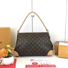 ,升级原版 M14473 本款Hide Away 手袋取材 Monogram 涂层帆布,将利落线条与品牌传统元素融为一体 ,升级原版 M14473 本款Hide Away 手袋取材 Monogram 涂层帆布,将利落线条与品牌传统元素融为一体