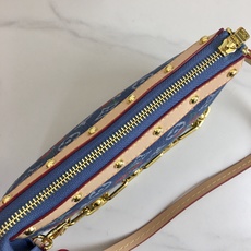 ,独家实拍 M13994樱桃🍒Pochette Accessoires 手袋取材涂层帆布,以缤纷 Monogram 图案 ,独家实拍 M13994樱桃🍒Pochette Accessoires 手袋取材涂层帆布,以缤纷 Monogram 图案