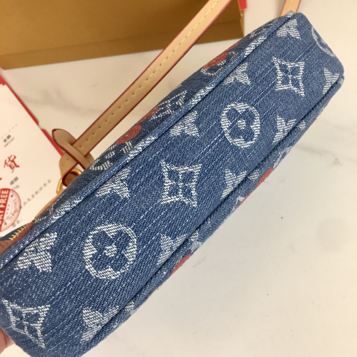 ,独家实拍 M13994樱桃🍒Pochette Accessoires 手袋取材涂层帆布,以缤纷 Monogram 图案 ,独家实拍 M13994樱桃🍒Pochette Accessoires 手袋取材涂层帆布,以缤纷 Monogram 图案