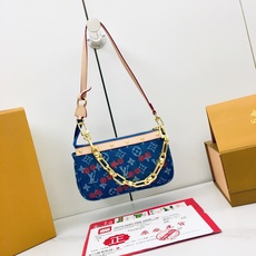 ,独家实拍 M13994樱桃🍒Pochette Accessoires 手袋取材涂层帆布,以缤纷 Monogram 图案 ,独家实拍 M13994樱桃🍒Pochette Accessoires 手袋取材涂层帆布,以缤纷 Monogram 图案