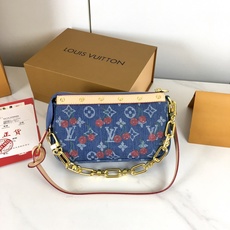 ,独家实拍 M13994樱桃🍒Pochette Accessoires 手袋取材涂层帆布,以缤纷 Monogram 图案 ,独家实拍 M13994樱桃🍒Pochette Accessoires 手袋取材涂层帆布,以缤纷 Monogram 图案