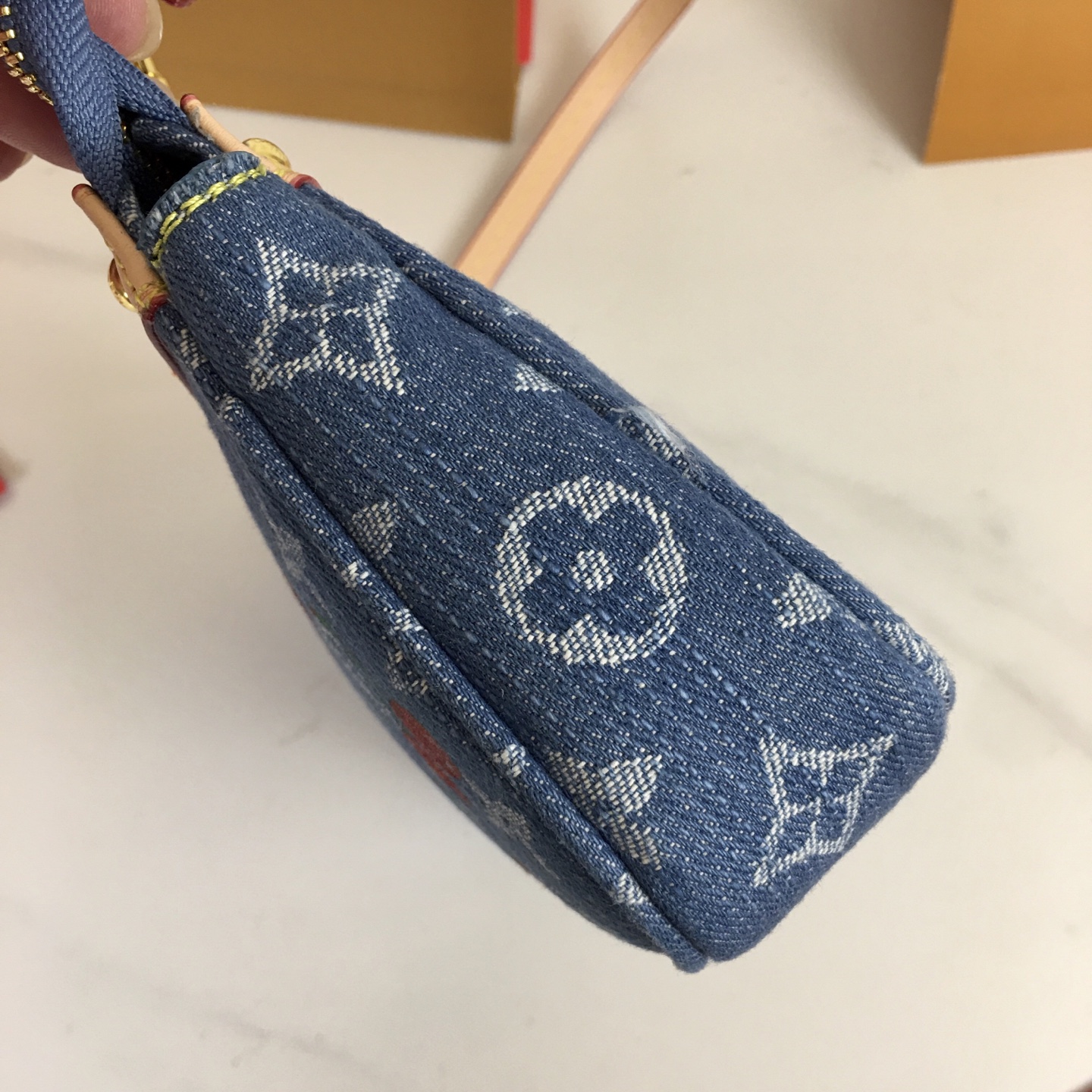 ,独家实拍 M13994樱桃🍒Pochette Accessoires 手袋取材涂层帆布,以缤纷 Monogram 图案 ,独家实拍 M13994樱桃🍒Pochette Accessoires 手袋取材涂层帆布,以缤纷 Monogram 图案