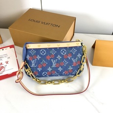 ,独家实拍 M13994樱桃🍒Pochette Accessoires 手袋取材涂层帆布,以缤纷 Monogram 图案 ,独家实拍 M13994樱桃🍒Pochette Accessoires 手袋取材涂层帆布,以缤纷 Monogram 图案