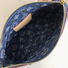 ,独家实拍 M13994樱桃🍒Pochette Accessoires 手袋取材涂层帆布,以缤纷 Monogram 图案 ,独家实拍 M13994樱桃🍒Pochette Accessoires 手袋取材涂层帆布,以缤纷 Monogram 图案