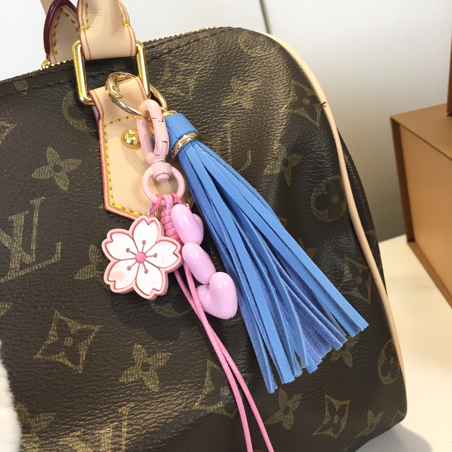 ,顶级原版，M40395，Speedy 25手袋 是款一完美的都市手袋。 标志性造的型与经典的 Monogram 帆布，