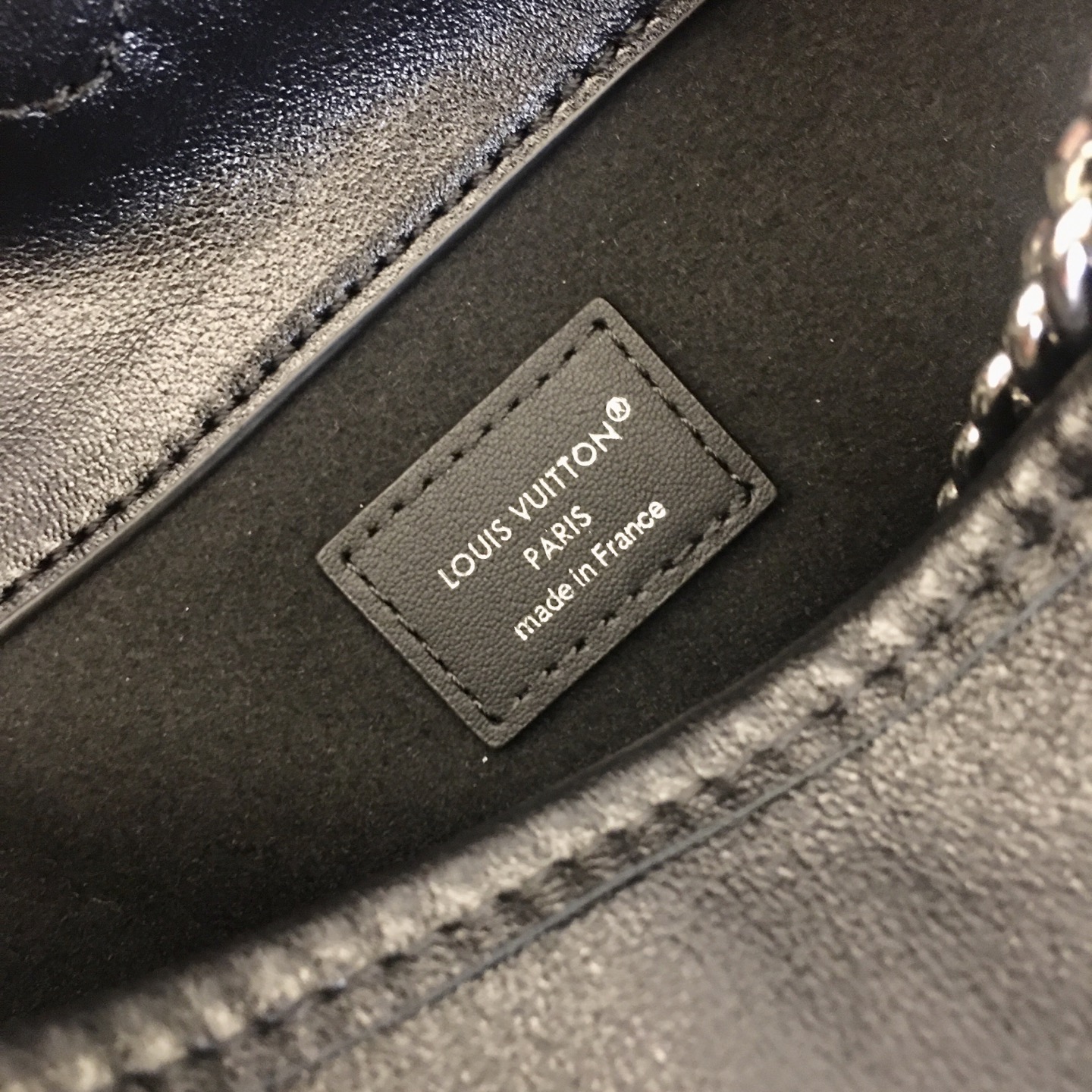 Louis Vuitton Off Duty Black Leather Shoulder Bag with Metal Chain M25545 5 i1754936774975 7095 0 4