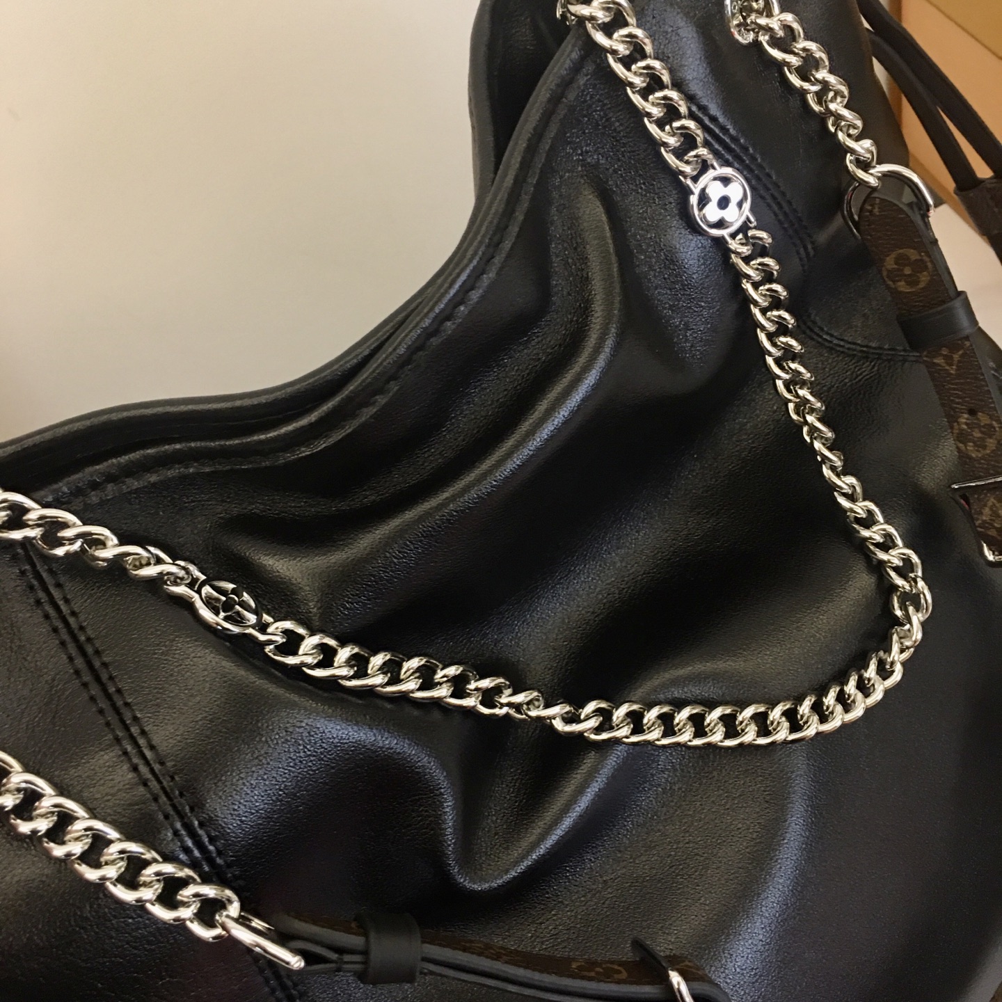 Louis Vuitton Off Duty Black Leather Shoulder Bag with Metal Chain M25545 4 i1754936774976 1793 0 3