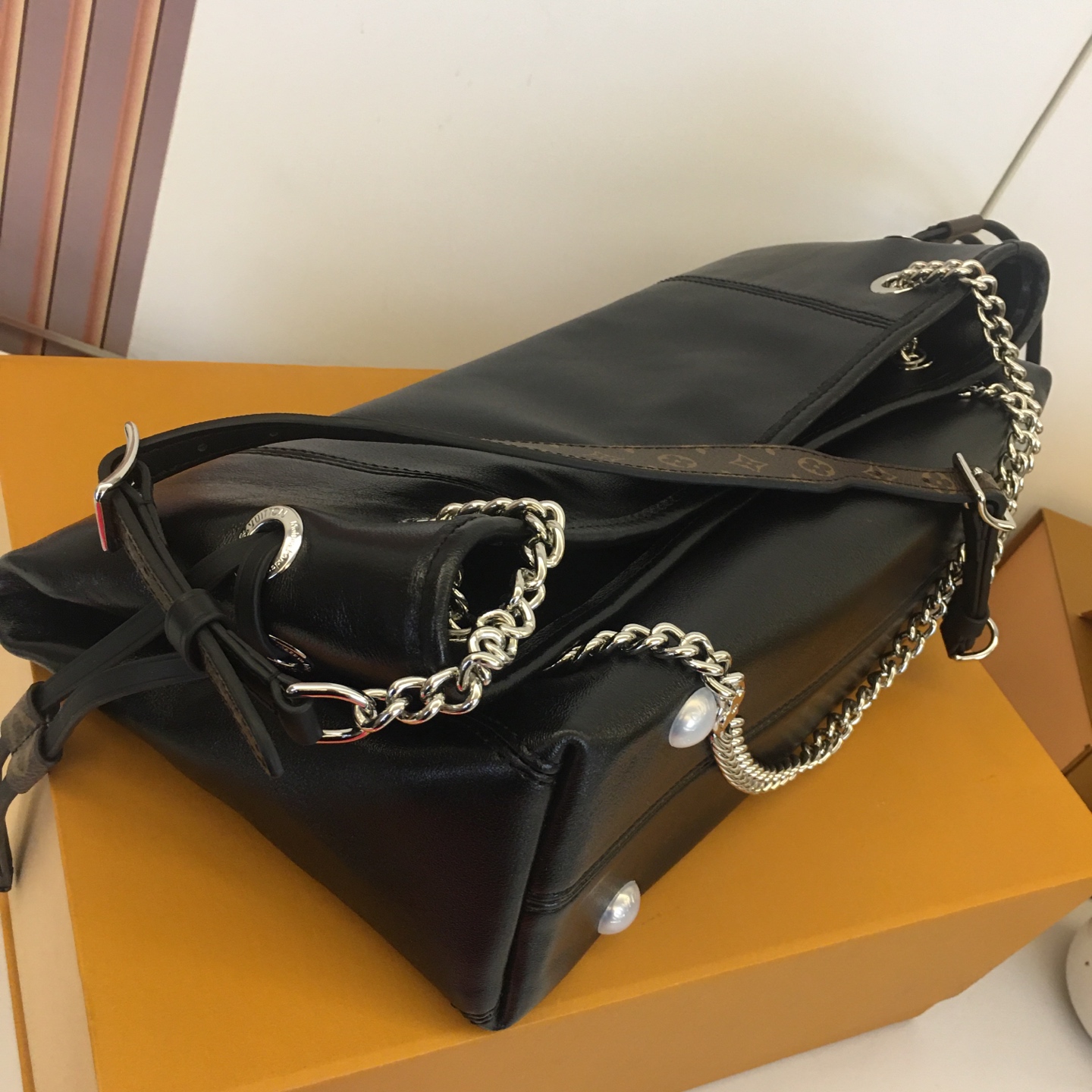 Louis Vuitton Off Duty Black Leather Shoulder Bag with Metal Chain M25545 7 i1754936781687 4372 0 6