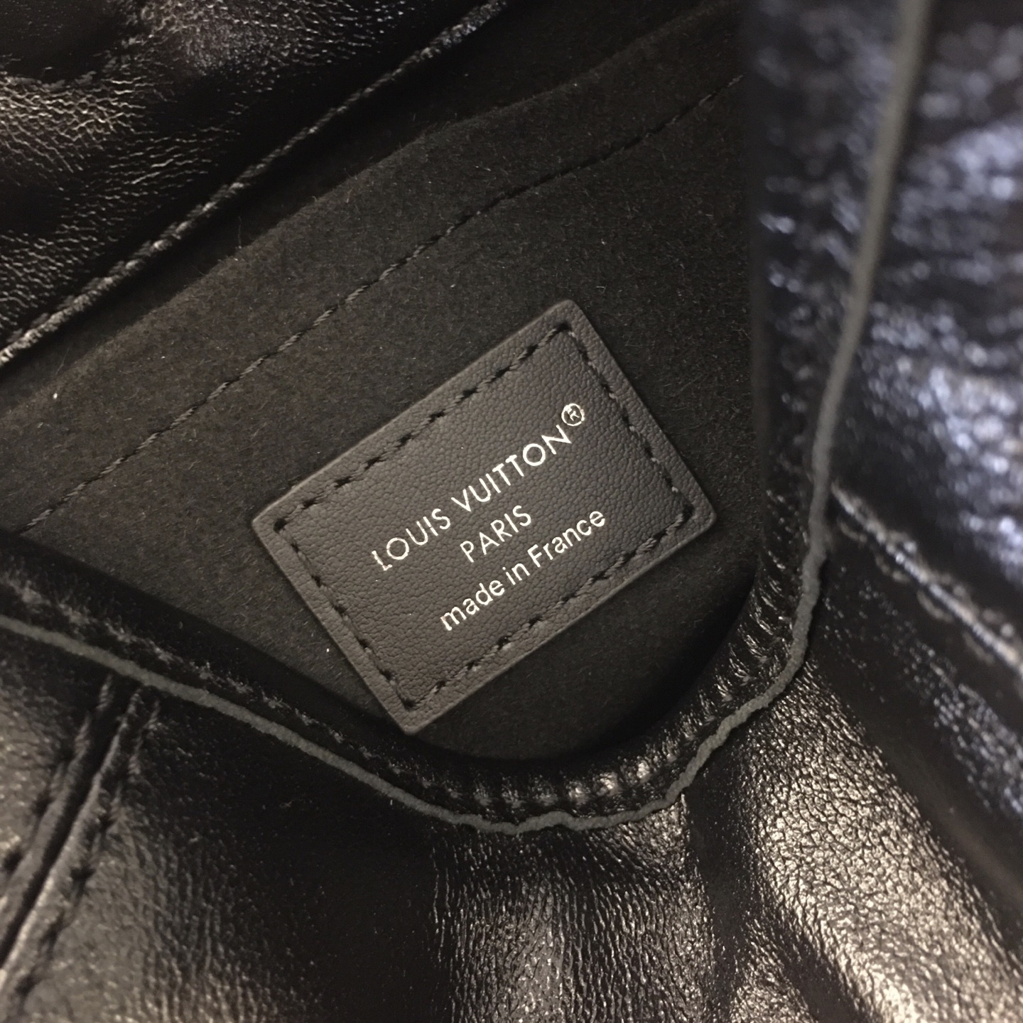 Louis Vuitton Off Duty MM Black Leather Hobo Bag with Silver Chain - M25522 8 i1754937917749 1948 0 6