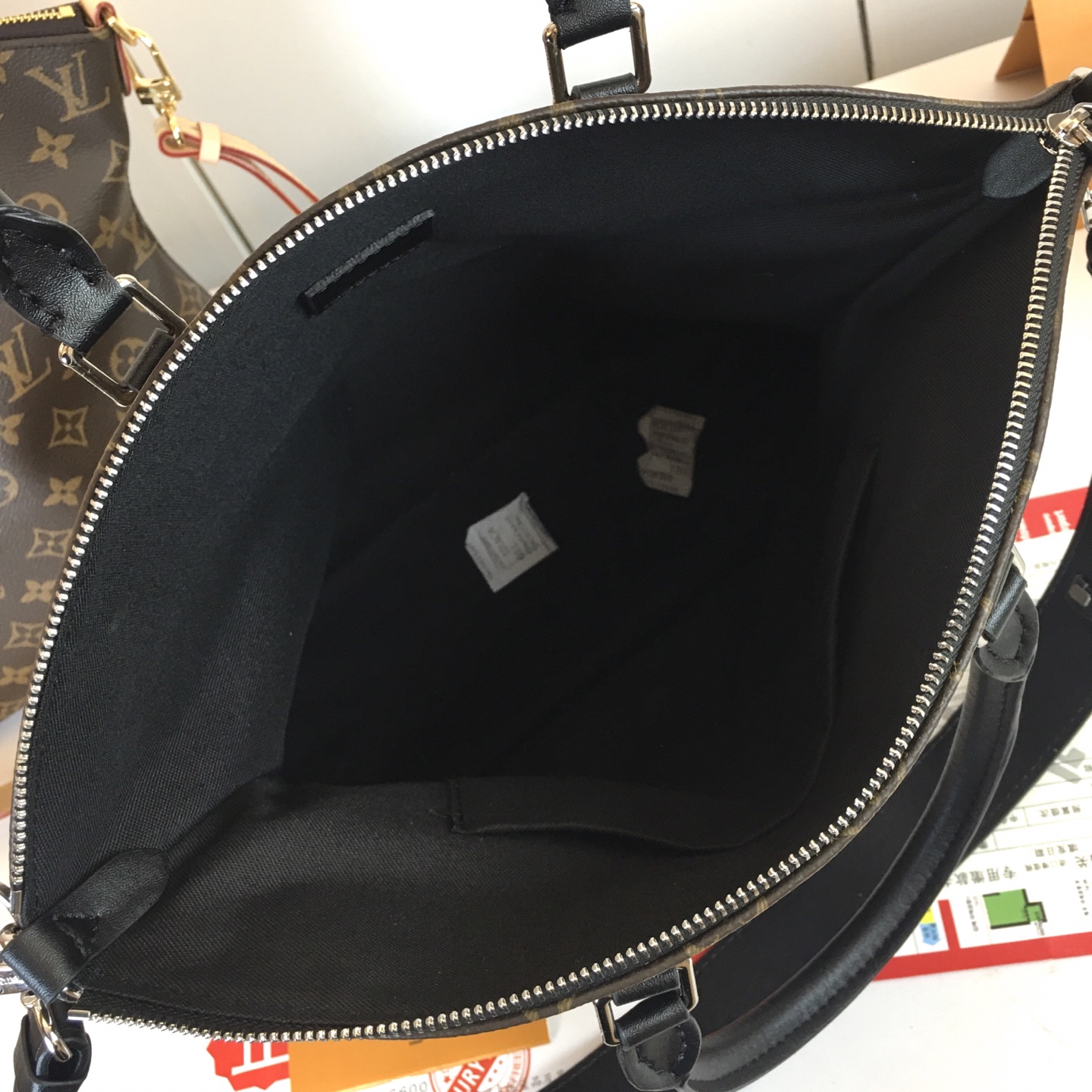 Lockit BB 手袋 - 1960年代のクラシックな魅力を纏ったデザイン