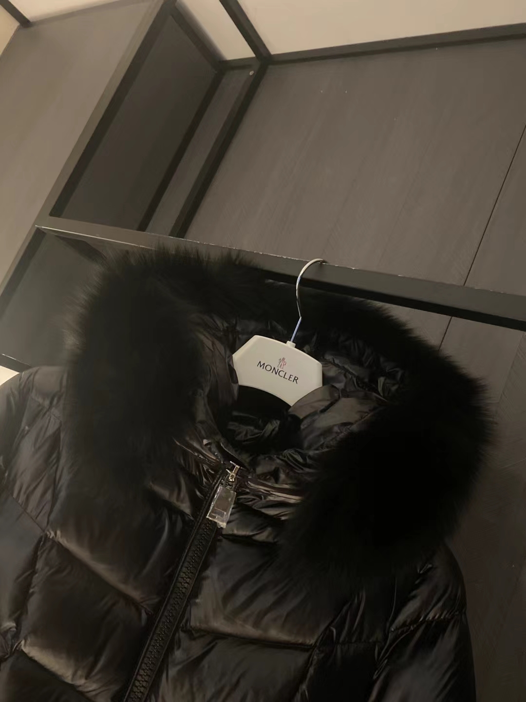 High-end Moncler Fulmarus hooded down jacket in Guangzhou. Features classic nylon, V-quilting, removable fox fur trim, 90% white goose down. Sizes: 1,2,3,4.-Big cat