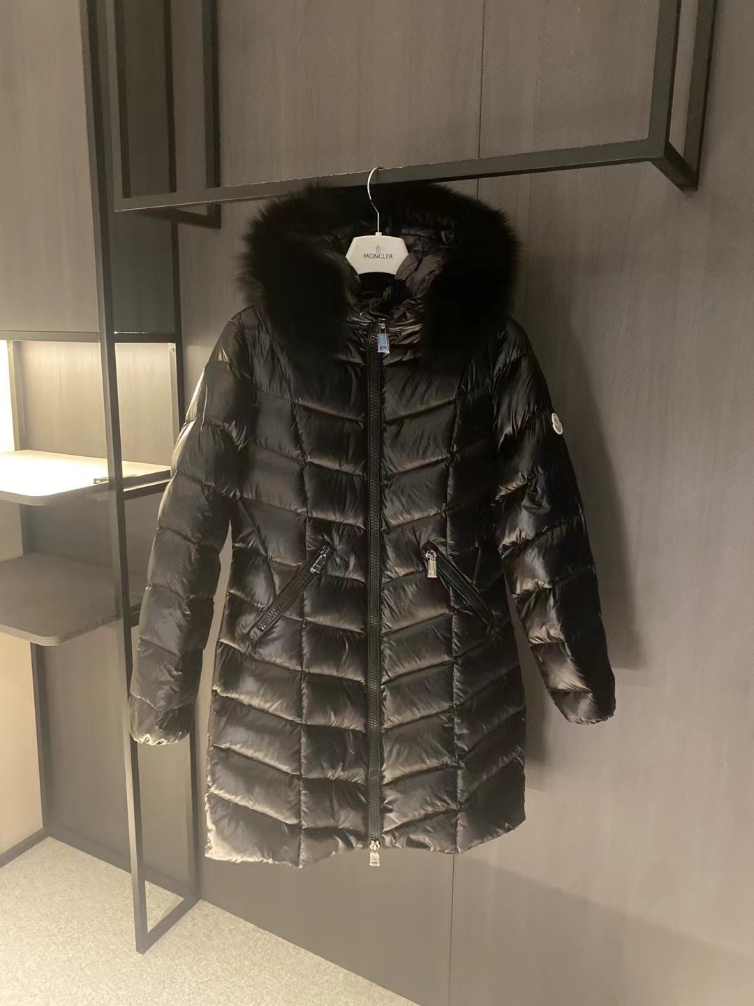 High-end Moncler Fulmarus hooded down jacket in Guangzhou. Features classic nylon, V-quilting, removable fox fur trim, 90% white goose down. Sizes: 1,2,3,4.-Big cat