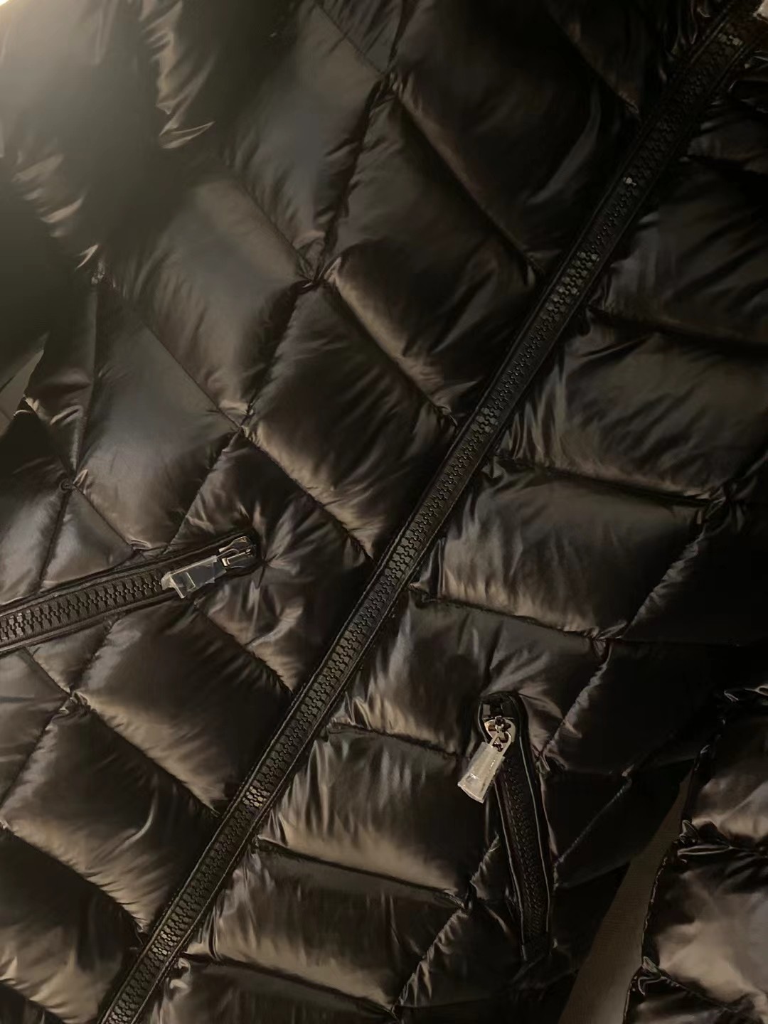 High-end Moncler Fulmarus hooded down jacket in Guangzhou. Features classic nylon, V-quilting, removable fox fur trim, 90% white goose down. Sizes: 1,2,3,4.-Big cat