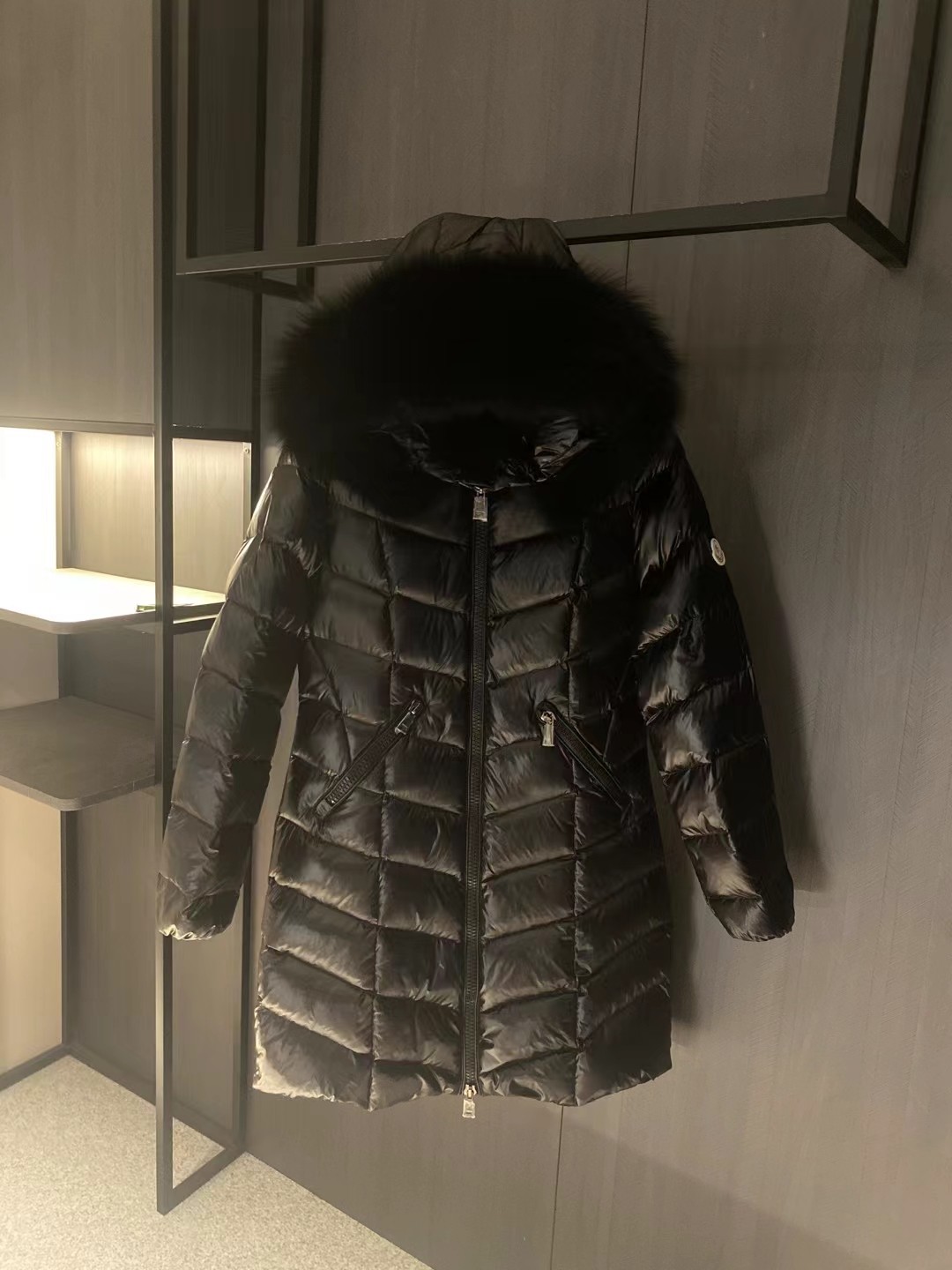 High-end Moncler Fulmarus hooded down jacket in Guangzhou. Features classic nylon, V-quilting, removable fox fur trim, 90% white goose down. Sizes: 1,2,3,4.-Big cat