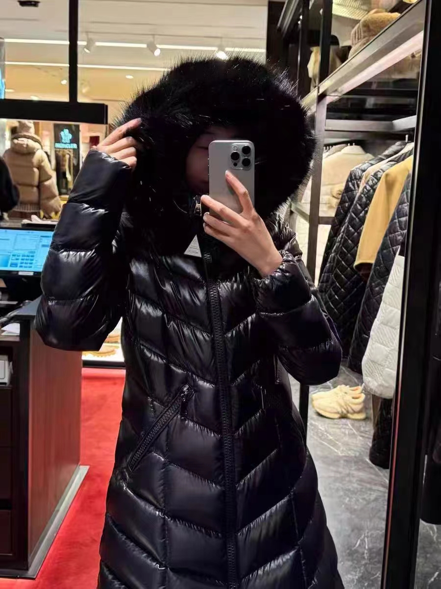 High-end Moncler Fulmarus hooded down jacket in Guangzhou. Features classic nylon, V-quilting, removable hood, white goose down, fox fur trim. Sizes: 1-4.-Big cat