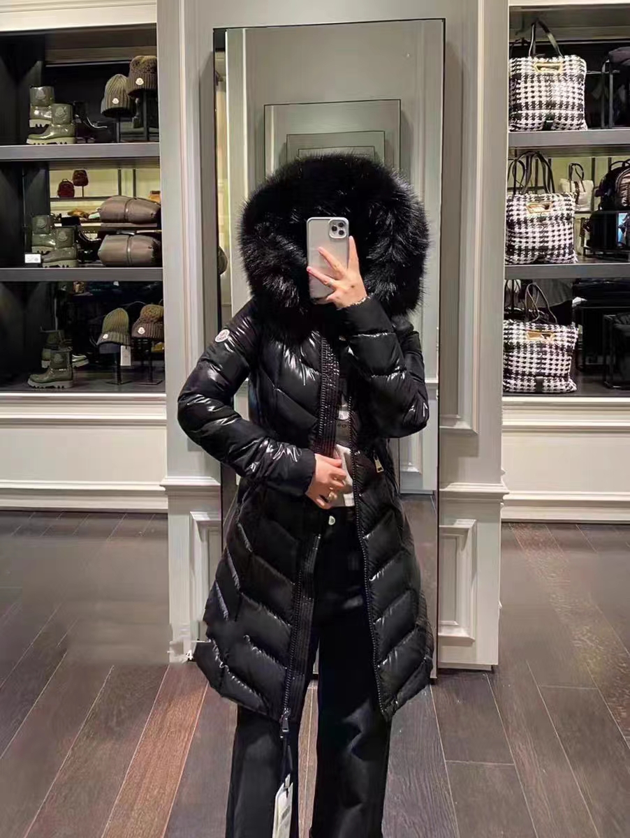 High-end Moncler Fulmarus hooded down jacket in Guangzhou. Features classic nylon, V-quilting, removable hood, white goose down, fox fur trim. Sizes: 1-4.-Big cat