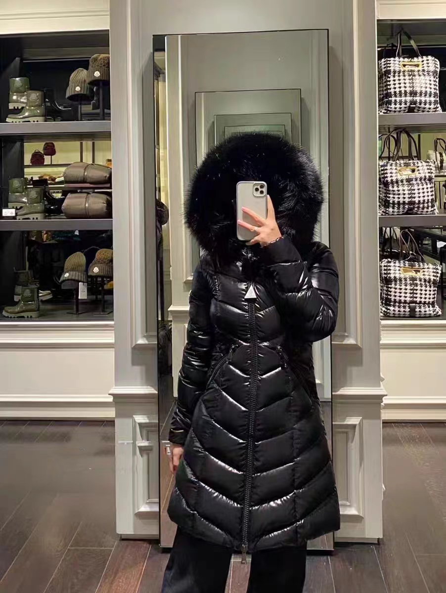High-end Moncler Fulmarus hooded down jacket in Guangzhou. Features classic nylon, V-quilting, removable hood, white goose down, fox fur trim. Sizes: 1-4.-Big cat