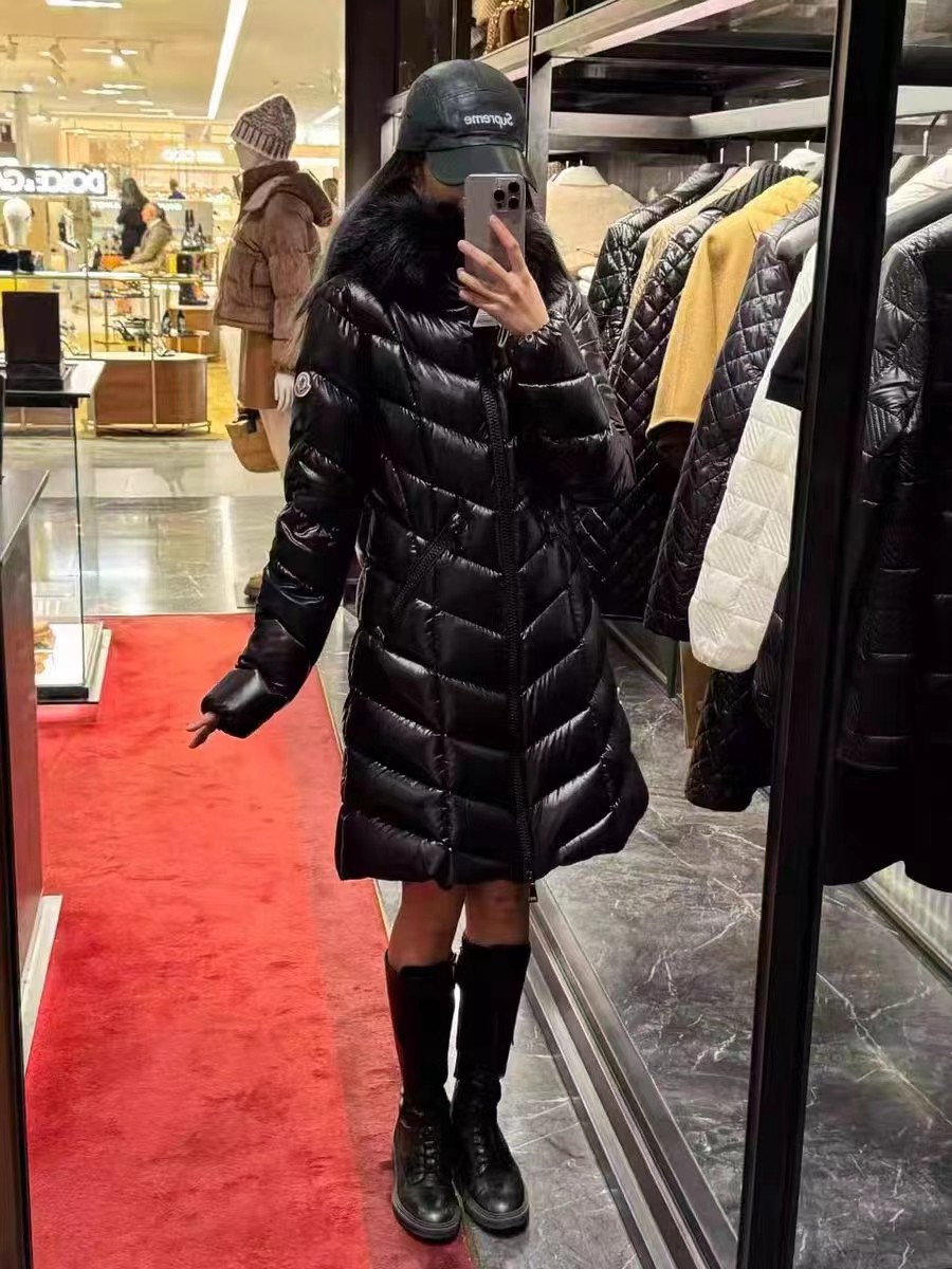 High-end Moncler Fulmarus hooded down jacket in Guangzhou. Features classic nylon, V-quilting, removable hood, white goose down, fox fur trim. Sizes: 1-4.-Big cat