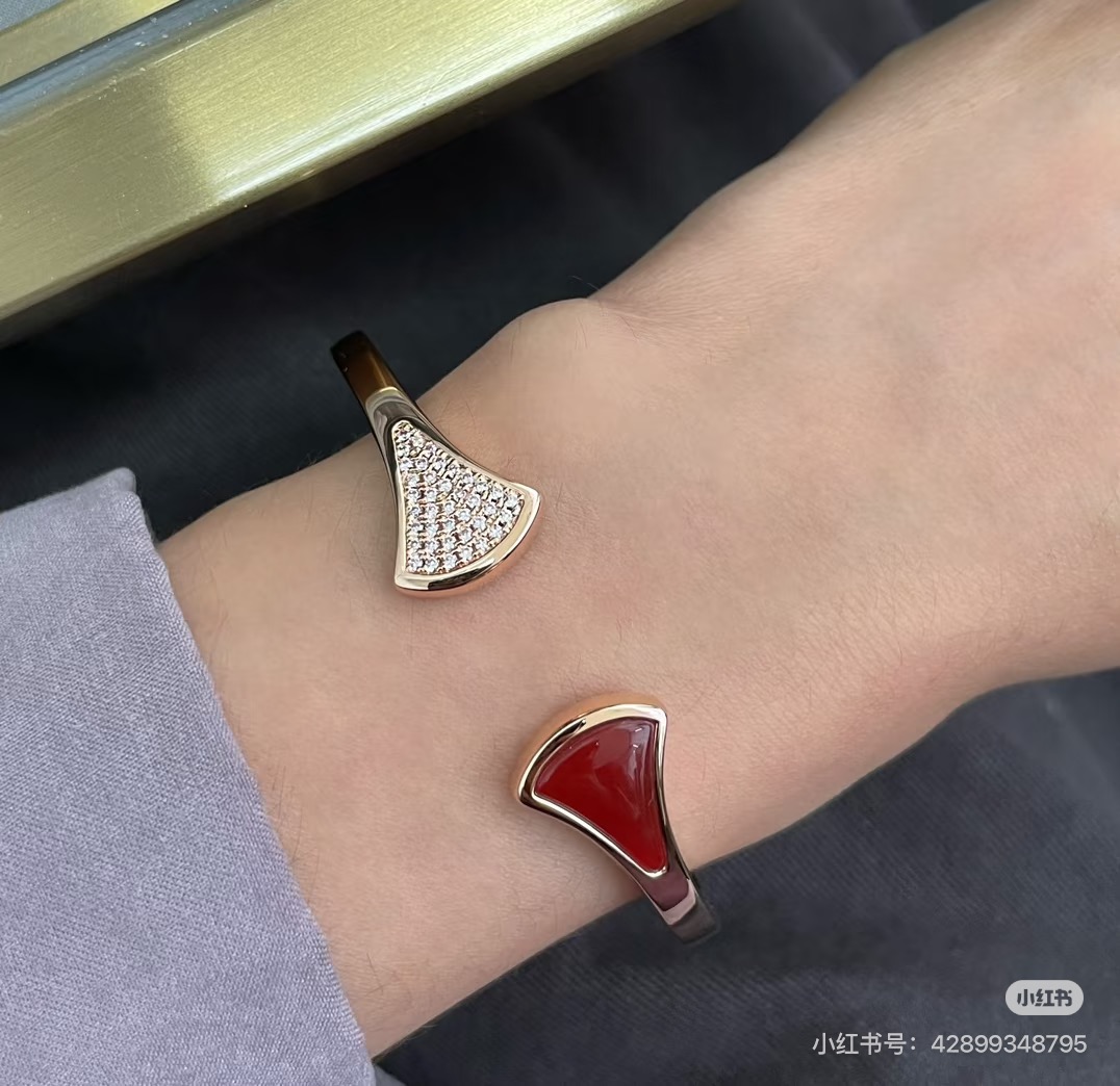 NO:880355,Bvlgari natural red agate fan-shaped skirt bracelet, full of feminine charm, praising the ultimate elegance of Italian style, high-end customization, micro-inlaid technology, synchronized with the original order, the actual texture is very good, please cherish the good products., jewelry boutique, bvlgari, skirts, bracelet19860909宝格丽天然红玛瑙扇形裙子手镯,十足的女性魅力 礼赞意大利式的极致优雅 高端定制 微镶工艺 原单同步,实物非常的质感,好货请珍惜.,饰品精品,bvlgari,skirts,bracelet,Jewelry