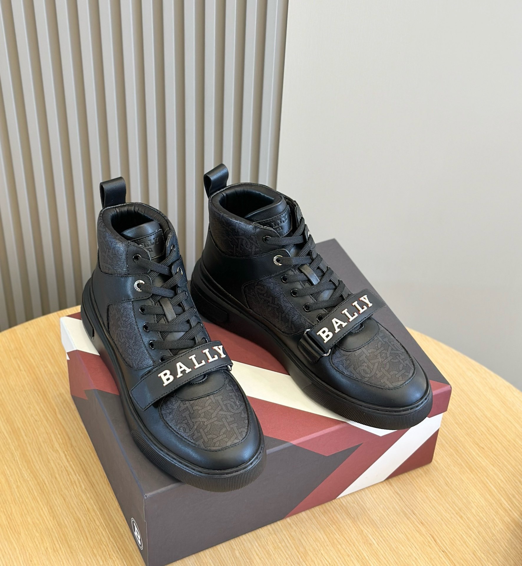 Zapatillas con velcro de otoño e invierno para hombre Bally. Estas zapatillas Merryk están hechas de piel de vaca impor…