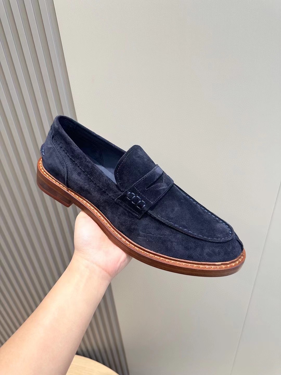 Brunello Cucineli Mocasines de ante para hombreLos materiales exquisitos se unen al grunge clásico d